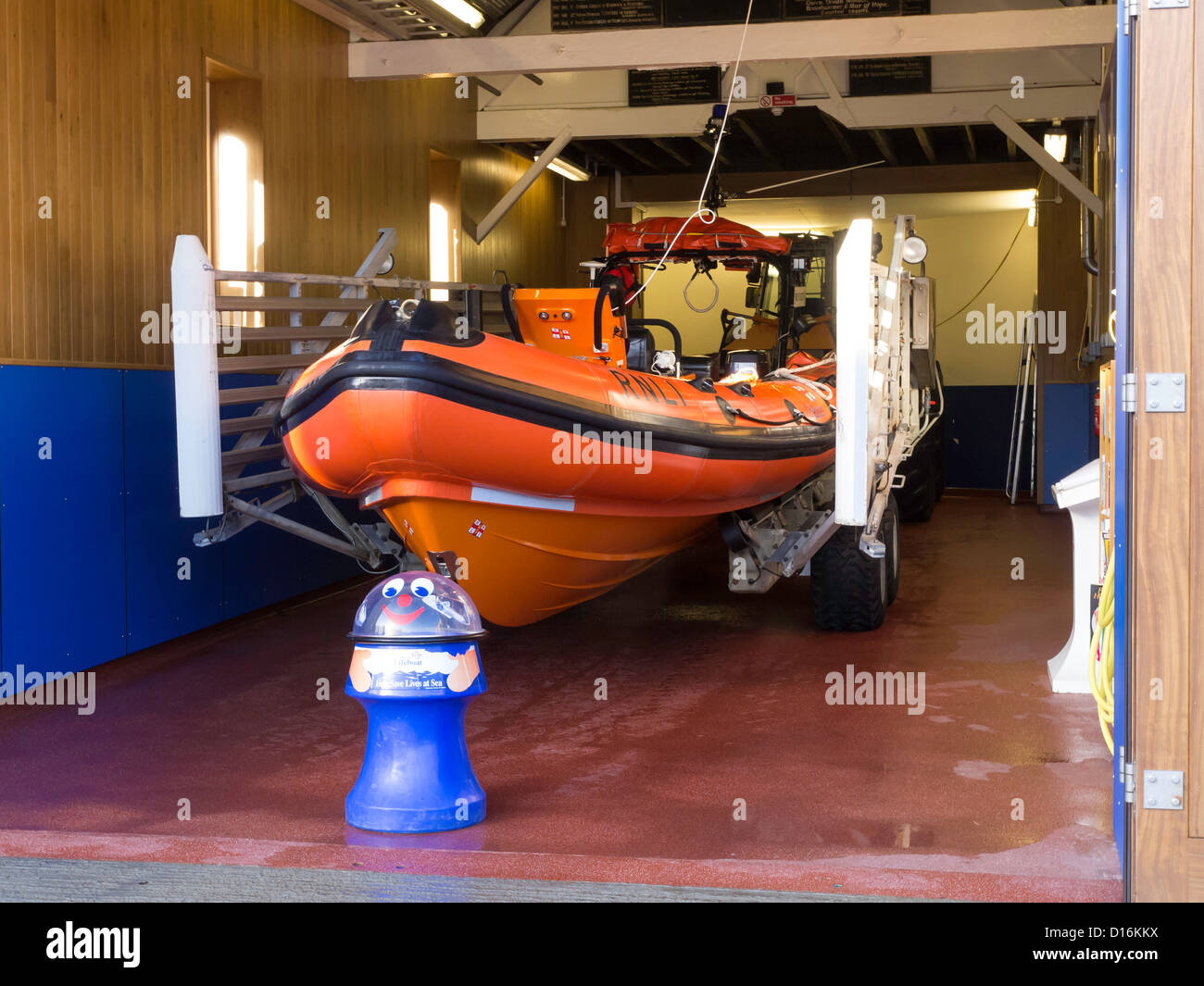 Un semi rigide rapido mezzo di salvataggio all'interno della scialuppa di salvataggio RNLI stazione, in Staithes, North Yorkshire. Foto Stock