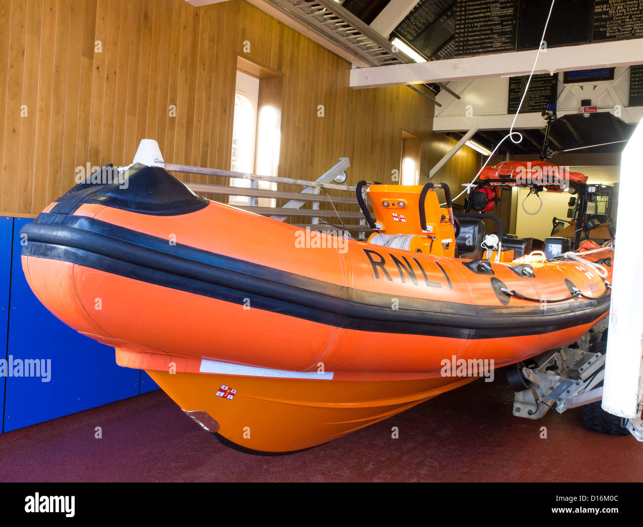 Un semi rigide rapido mezzo di salvataggio all'interno della scialuppa di salvataggio RNLI stazione, in Staithes, North Yorkshire. Foto Stock