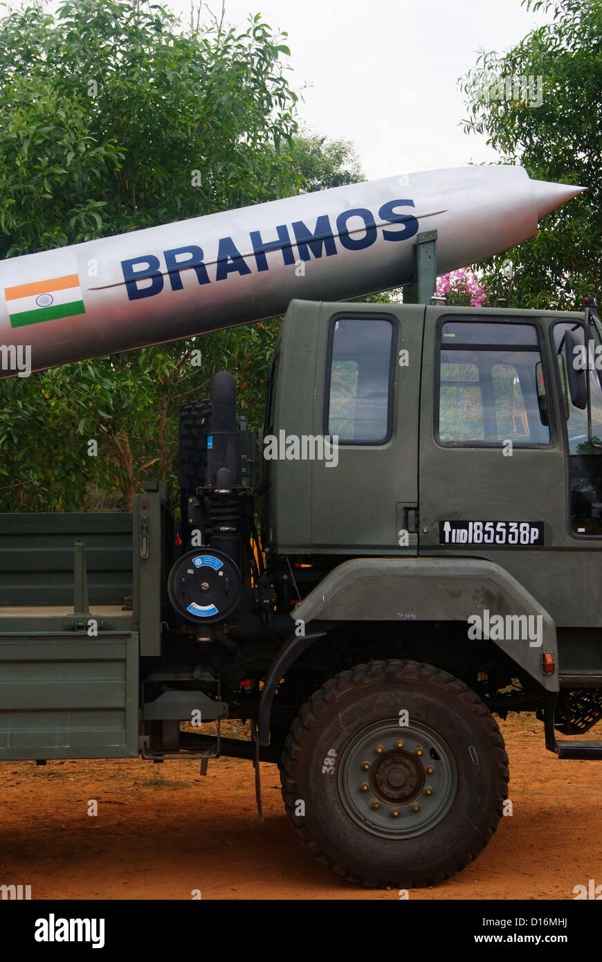Esercito indiano camion che trasportano più recenti supersonico Brahmos i missili Cruise Foto Stock
