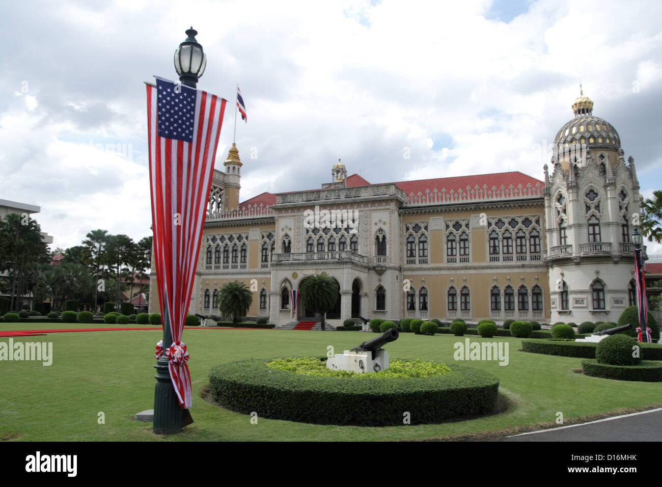 Governo thailandese casa decorata con noi bandiera durante il presidente Obama visitare la Thailandia Foto Stock