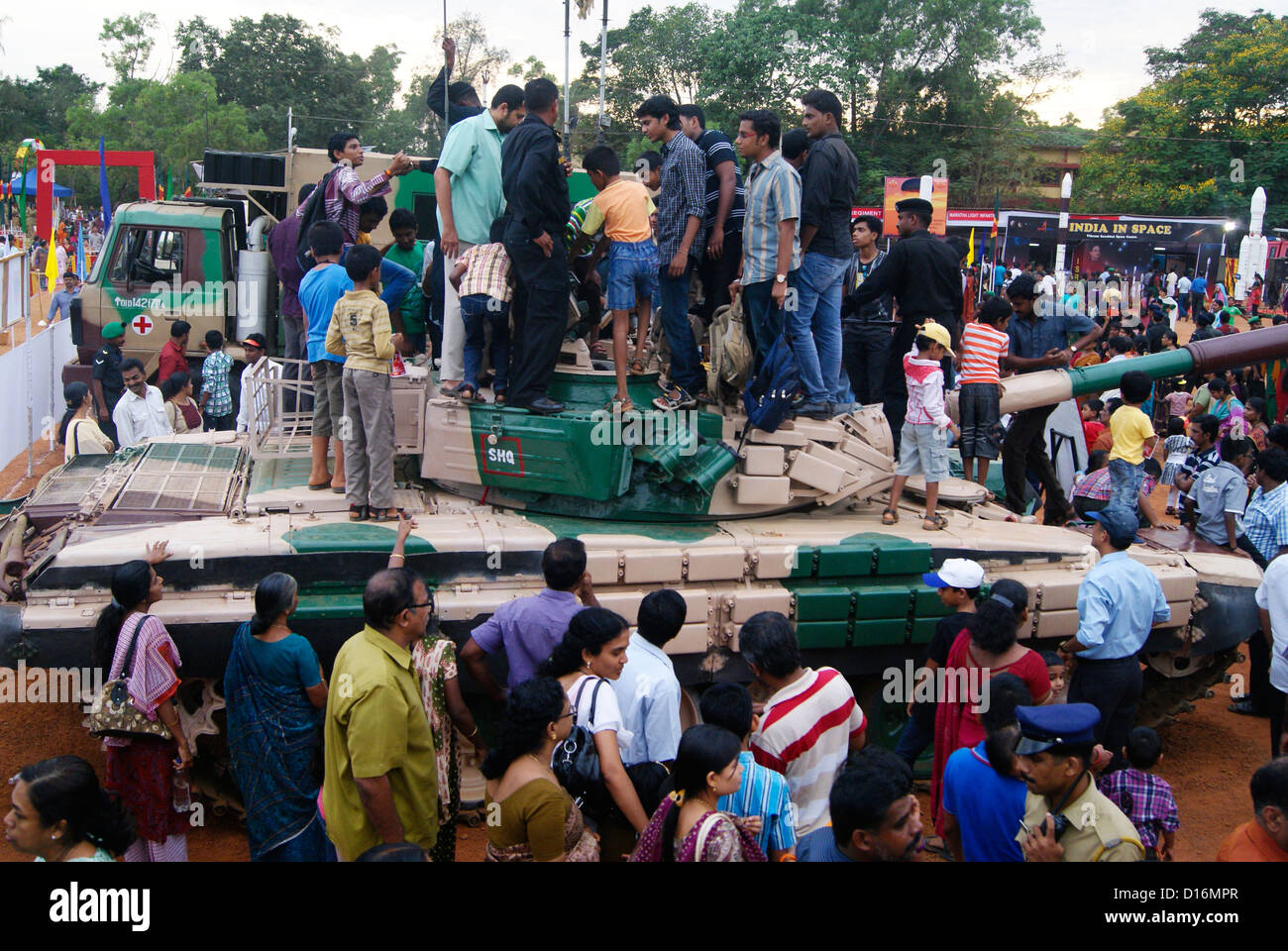 I civili compresi i bambini esercito di apprendimento più recenti in serbatoi di esercito indiano accampamento militare in India del Sud Foto Stock