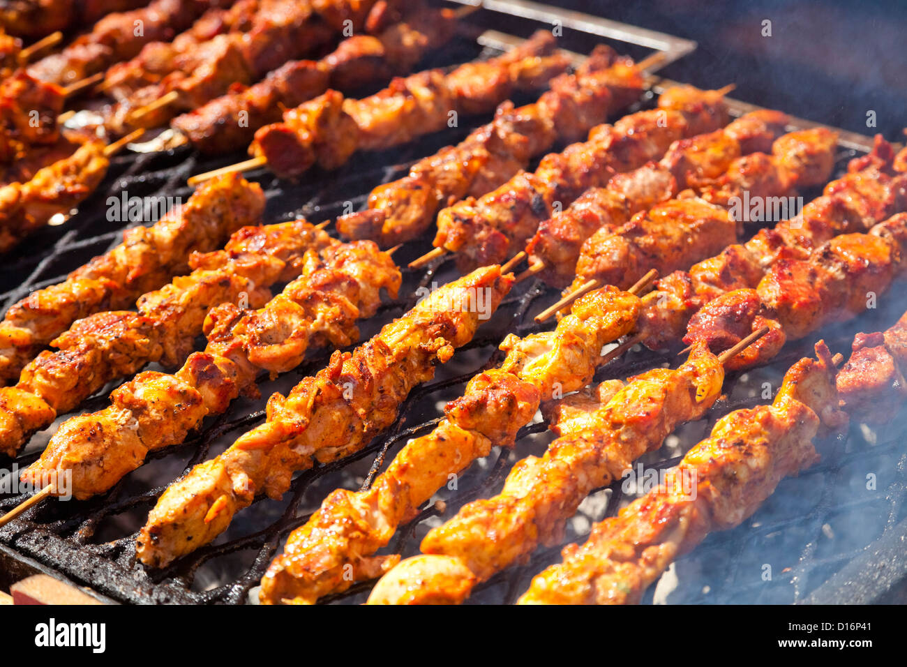 Bastoni alla brace con carne di pollo Foto Stock