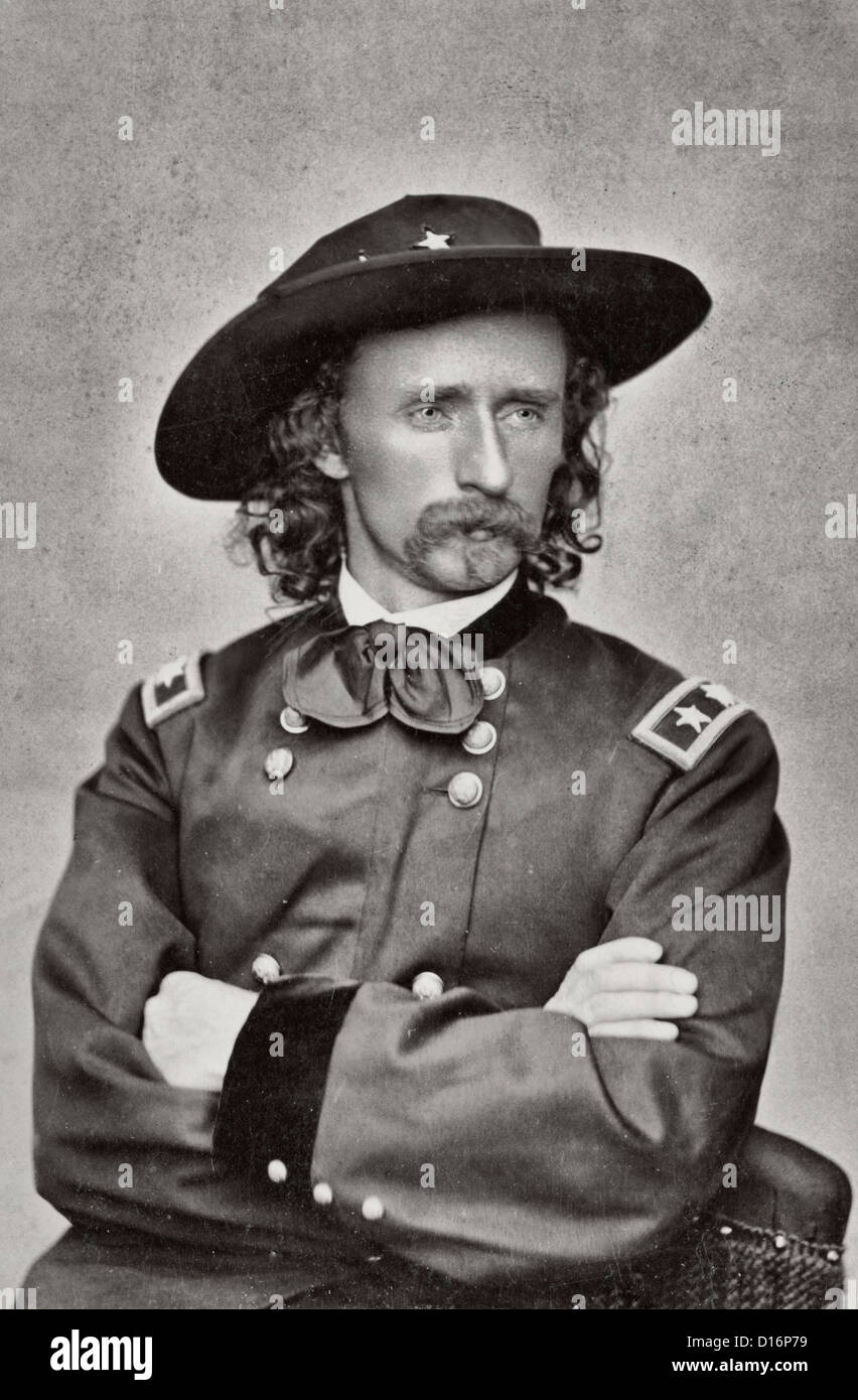 Il maggiore generale George Armstrong Custer della seconda esercito regolare reggimento di cavalleria, quinto esercito regolare reggimento di cavalleria, aiutante di campo U.S. Volontari reggimento di fanteria, e in generale il personale U.S. Volontari reggimento di fanteria in uniforme, 1865 Foto Stock