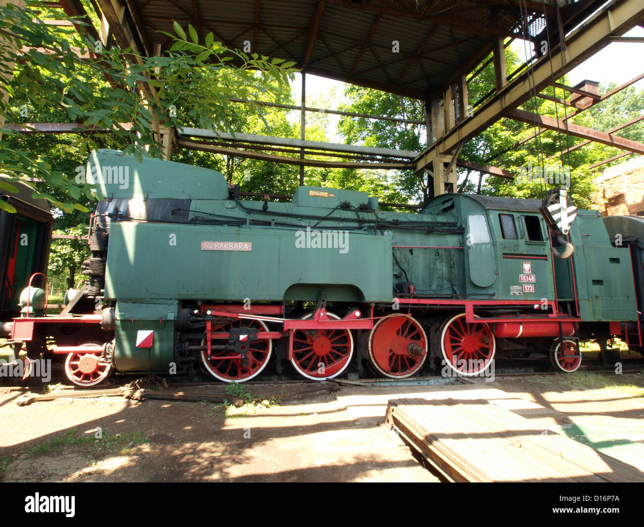 Tkt48 173 SW. Barbara è una locomotiva a vapore polacca in mostra al Museo dell'industria e delle ferrovie nella bassa Slesia. Questo treno storico rappresenta l'ingegneria ferroviaria polacca nel XX secolo. Foto Stock
