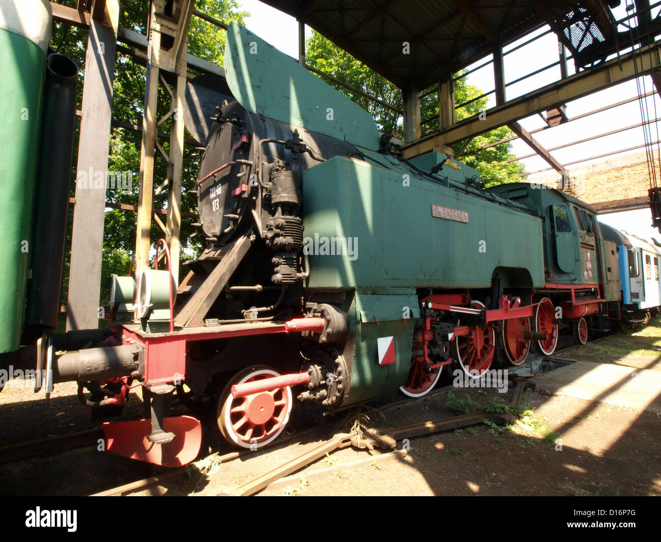 Il Museo dell'industria e delle ferrovie nella bassa Slesia espone una collezione di treni storici, tra cui il Tkt48 173 SW. Barbara, una locomotiva a vapore. Questo museo offre approfondimenti sulla storia dell'industria ferroviaria nella regione, mostrando la tecnologia ferroviaria e il suo sviluppo. Foto Stock