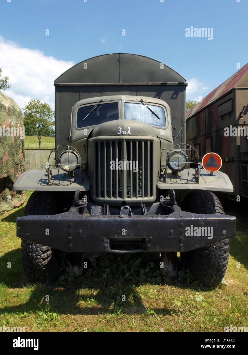 Lo ZIL-157 è un camion militare dell'era sovietica utilizzato nel servizio militare polacco. Noto per la sua robustezza e le sue capacità fuoristrada, è stato utilizzato per trasportare truppe, rifornimenti e attrezzature in condizioni difficili, rendendolo un veicolo affidabile nelle operazioni in tempo di guerra. Foto Stock