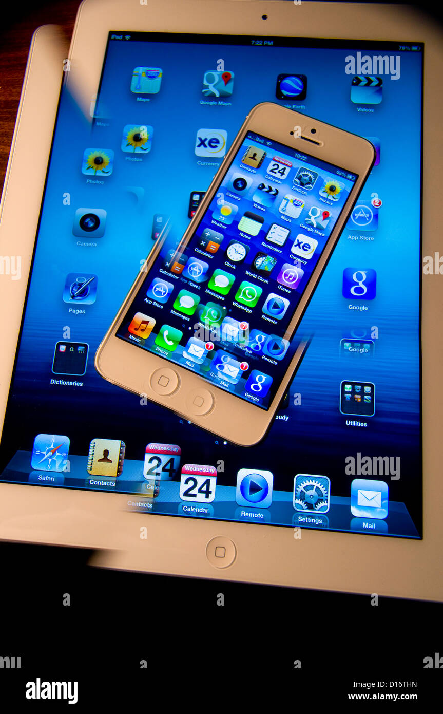 Un iPhone 5 e UN IPAD 3 in un'immagine iconica. Simboleggia i difetti della moderna tecnologia informatica, la distorsione e la rottura. Hacking. Interruzione. Caos Foto Stock