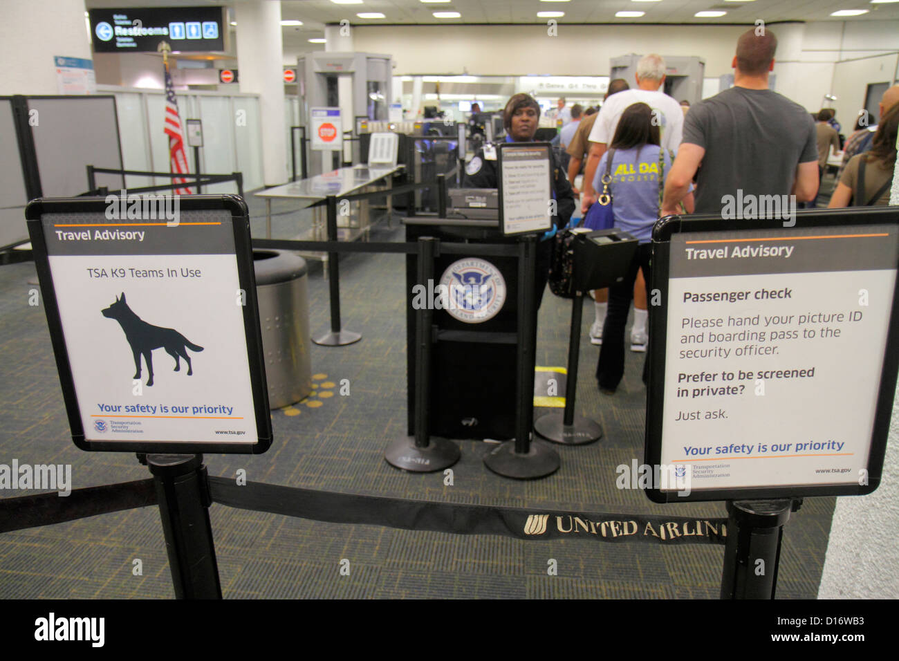 Miami Florida International Airport mia, terminal, TSA, Transportation Security Administration, screening di sicurezza, passeggeri passeggeri, cavalieri, advis Foto Stock