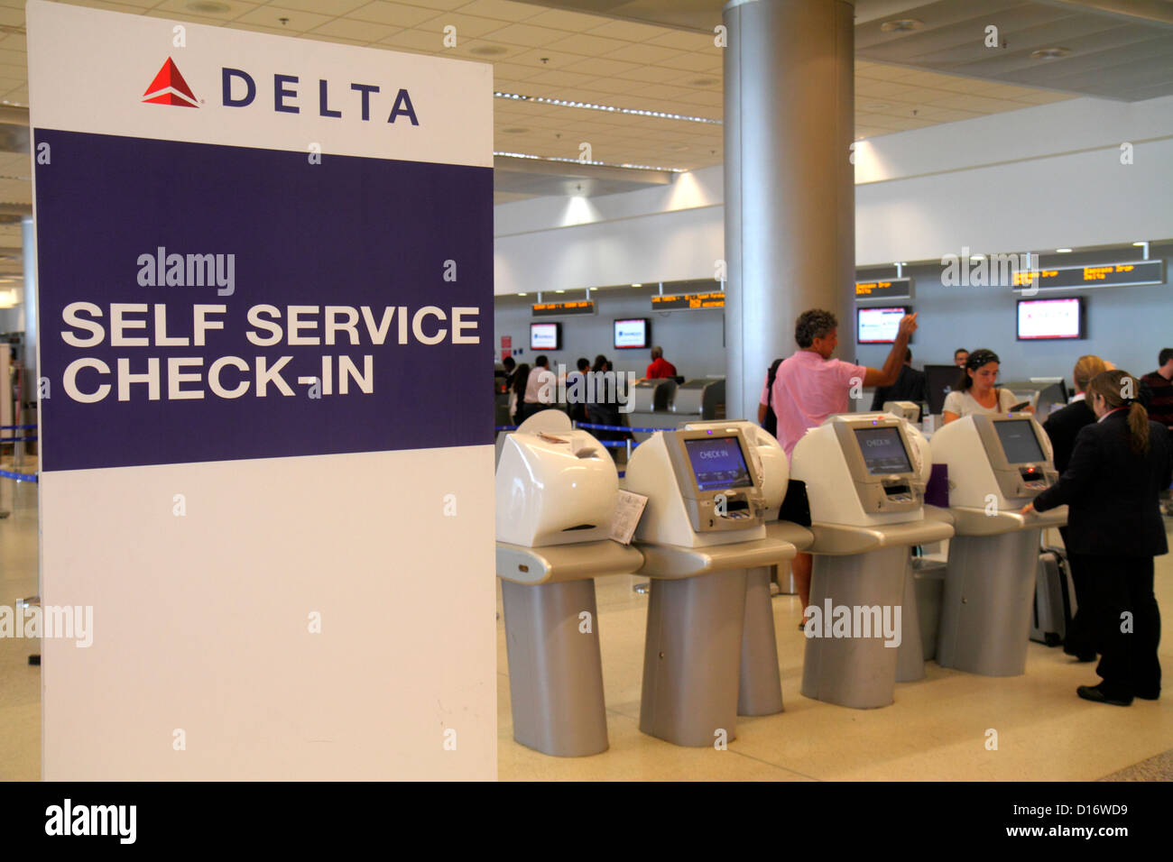 Aeroporto Internazionale Miami Florida mia, terminal, biglietteria, passeggeri, passeggeri, passeggeri, Delta Airlines, check-in self-service, chiosco, FL1210150 Foto Stock