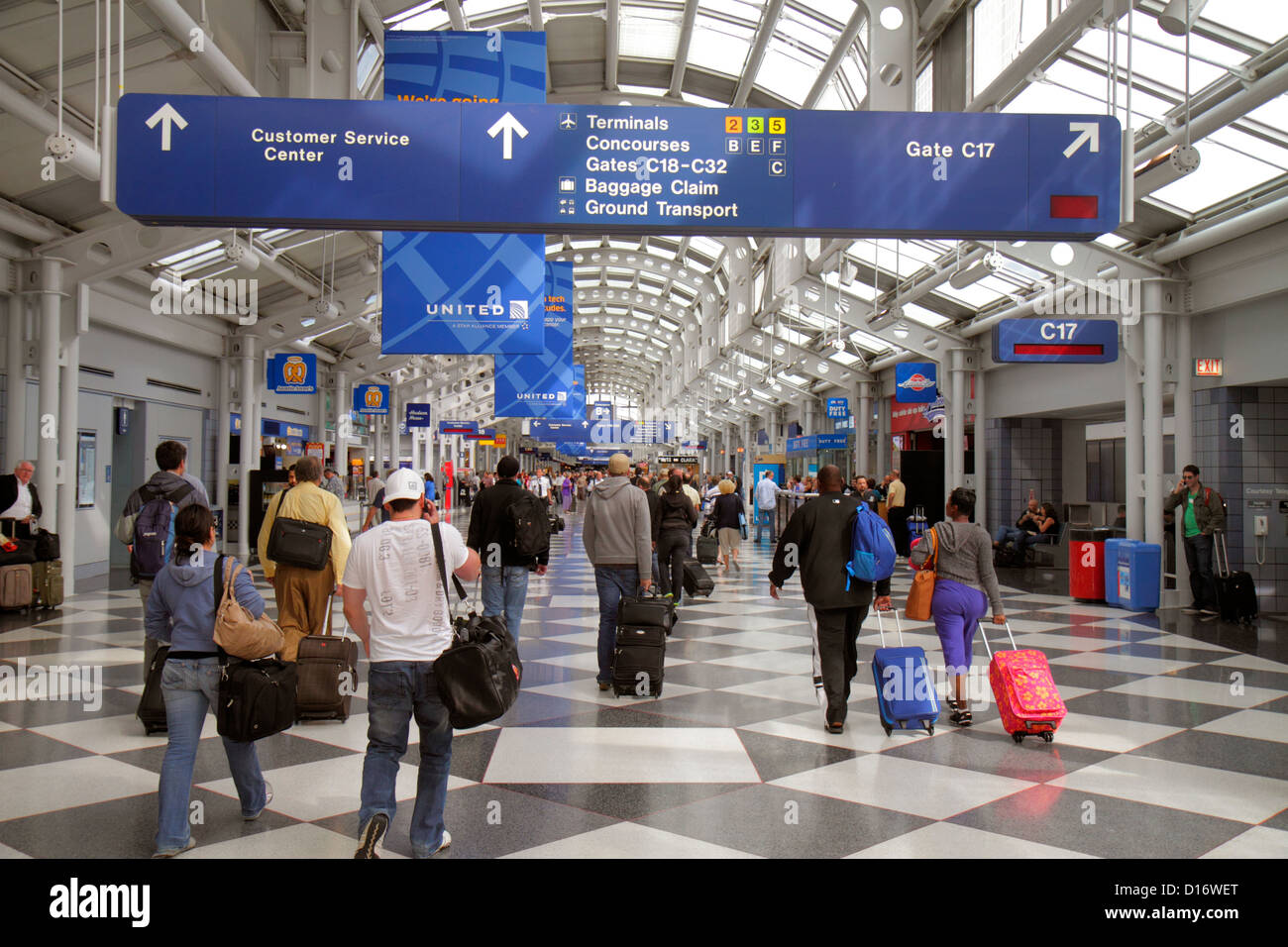 Chicago Illinois,o'Hare International Airport,ORD,gate,terminal,passeggeri passeggeri passeggeri passeggeri riders,bagagli,valigia,cartello,logo,informazioni,indicazioni,si Foto Stock