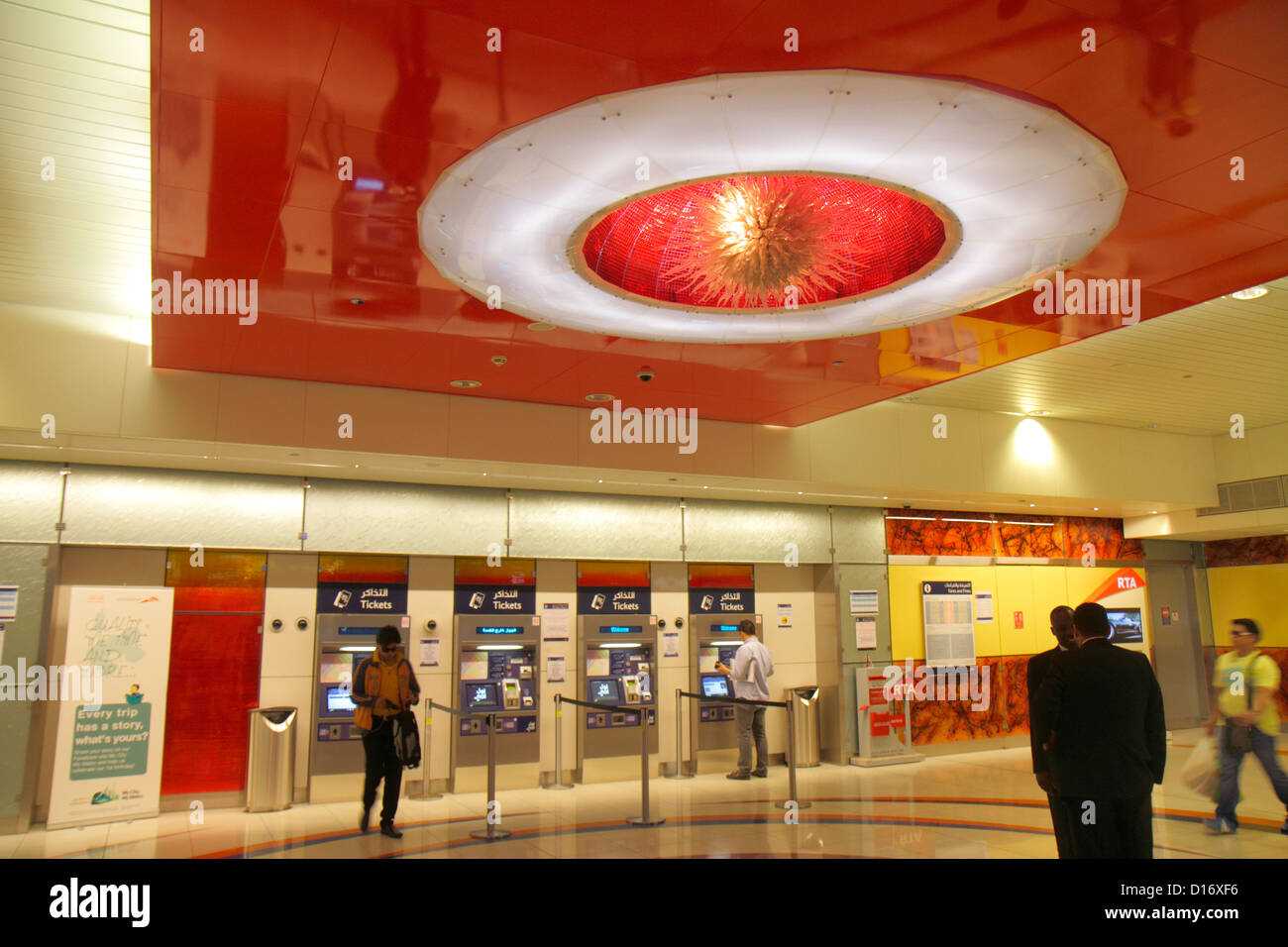 Dubai UAE,Emirati Arabi Uniti,Deira,Dubai Metro,metropolitana,treno,treno,stazione al Rigga,linea rossa,interni,arredamento,interior design,scul in vetro Chihuly Foto Stock