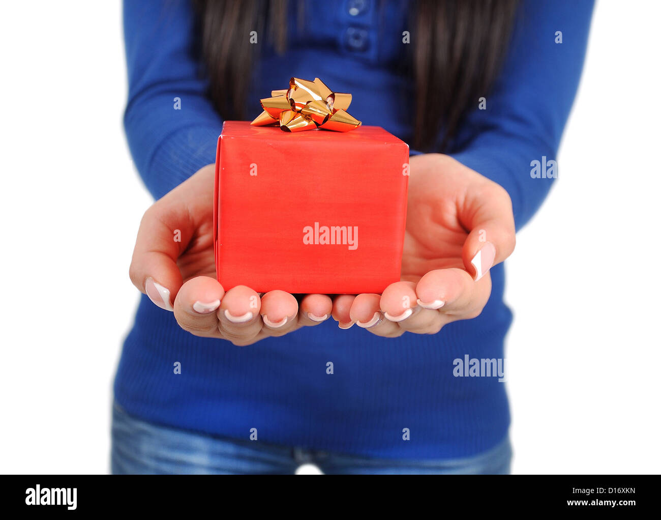 Isolato giovane donna informale con il dono Foto Stock