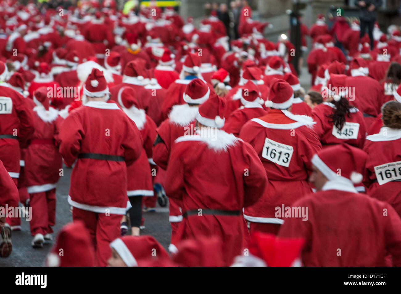 2.400 persone si impegnano a 5km eseguire vestito come Santa, in una esecuzione annuale nota come Santa Dash, a Glasgow in Scozia, domenica 9 dicembre 2012. Foto Stock