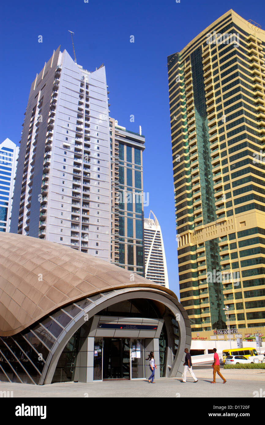 Dubai UAE,Emirati Arabi Uniti,Jumeirah Lake Towers Metro Station,metropolitana,treno,treno,ingresso,Lake City Tower,Global Lake View,edificio,alte piste Foto Stock