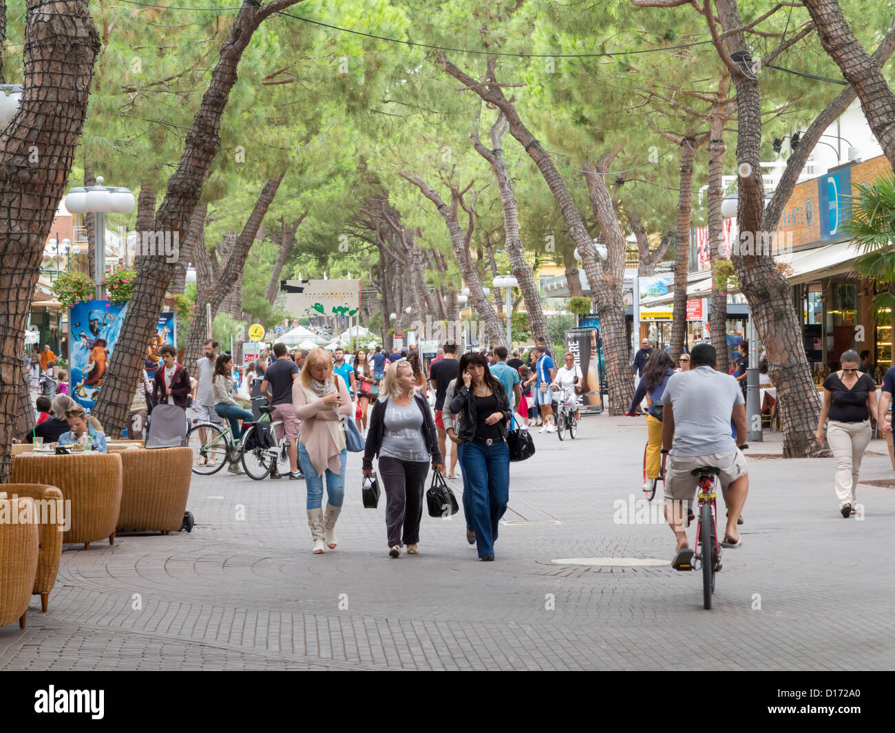 Pomeriggio Passeggiata o una passeggiata a Riccione, Italia Foto Stock