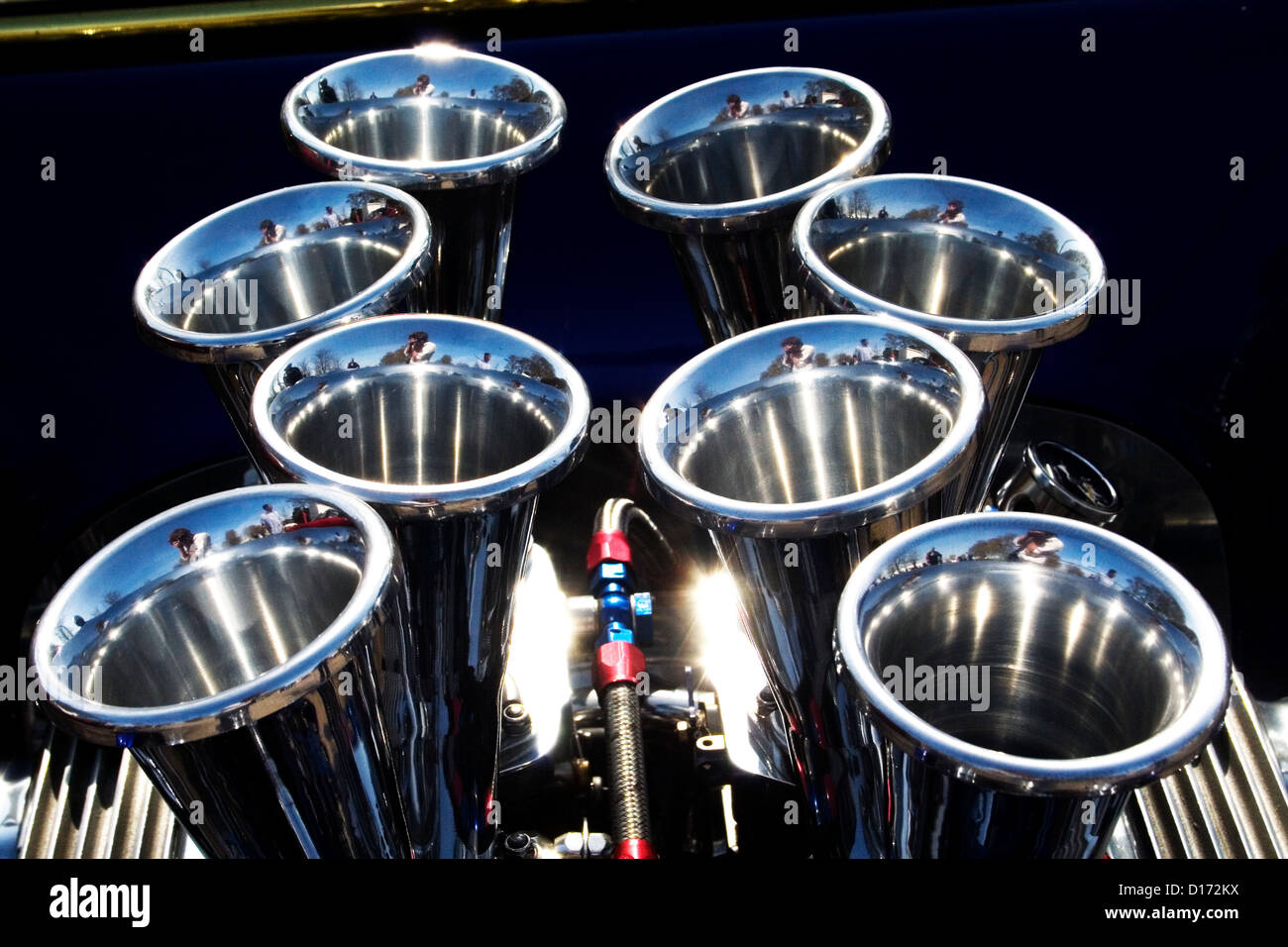 L'aspirazione aria di trombe di un V8 racing motore. Foto Stock