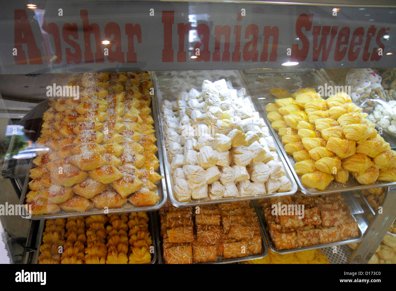 Dubai UAE,Emirati Arabi Uniti,Deira,al Rigga,dolci iraniani Abshar,dessert,dolci,biscotti,caramelle,prodotti da forno,pasticceria,torte,vetrina,UAE1210110 Foto Stock
