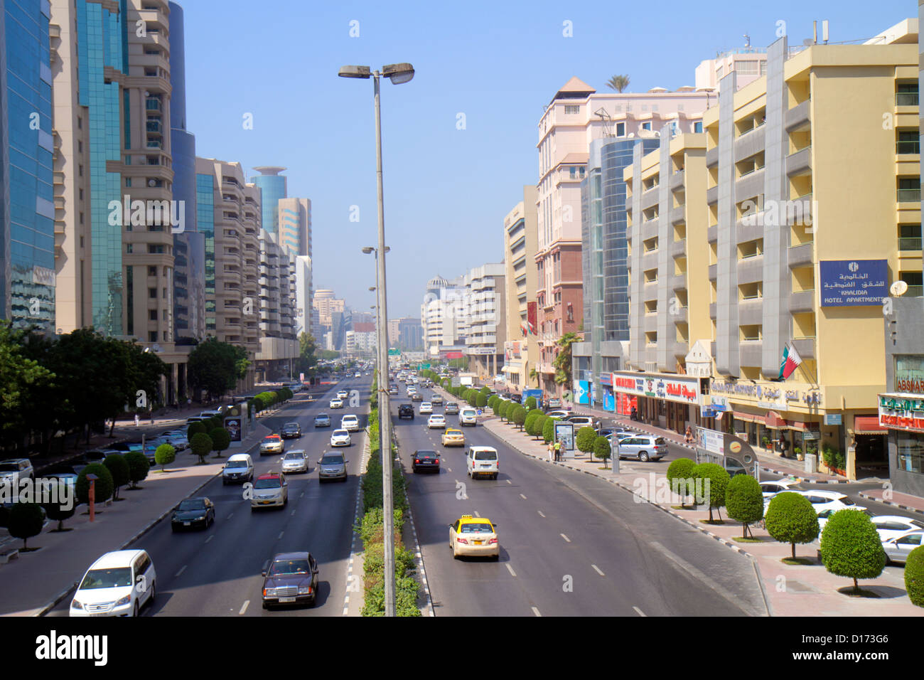 Dubai UAE,Emirati Arabi Uniti,Deira,al Rigga,al Maktoum Road,Street scene,business,distretto,traffico,edifici,skyline della città,inglese,arabo,lingua, Foto Stock