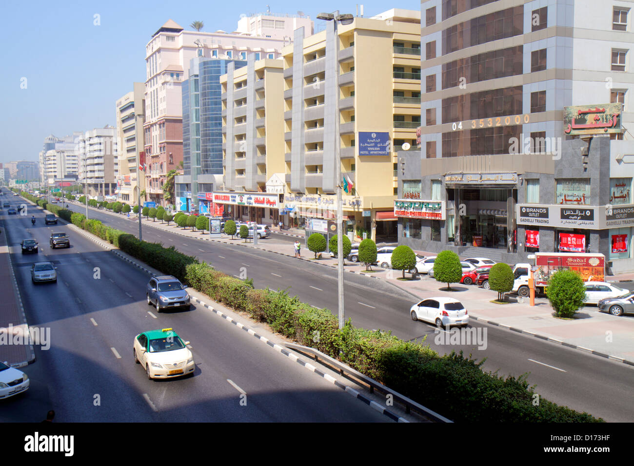 Dubai UAE,Emirati Arabi Uniti,Deira,al Rigga,al Maktoum Road,Street scene,business,distretto,traffico,edifici,skyline della città,inglese,arabo,lingua, Foto Stock