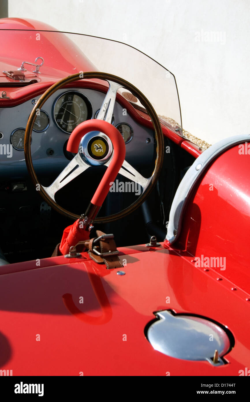 L'interno di un classico rosso Ferrari racing car Foto Stock