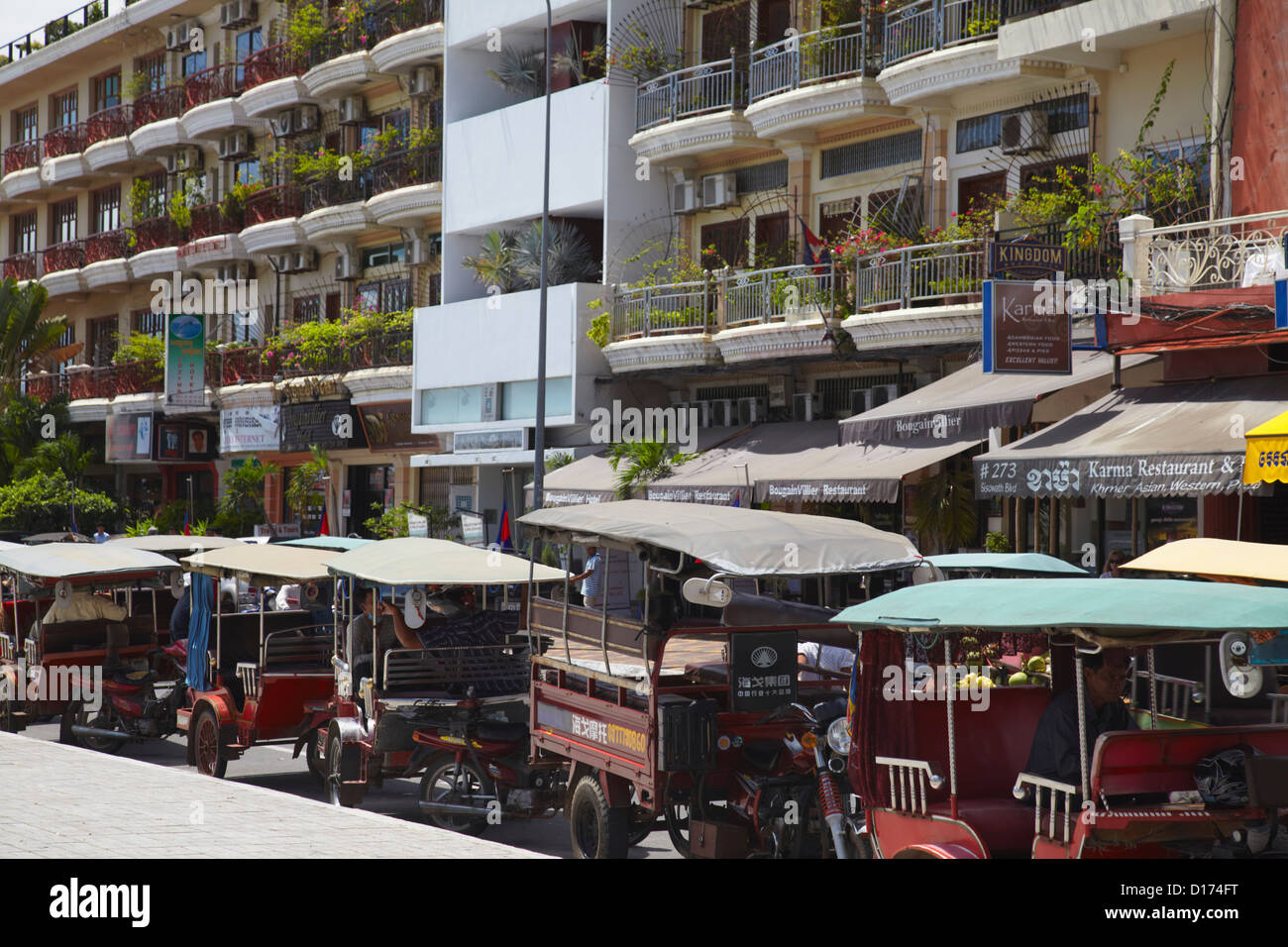 Tuk tuks al di fuori di ristoranti, Sisowath Quay, Phnom Penh Cambogia Foto Stock