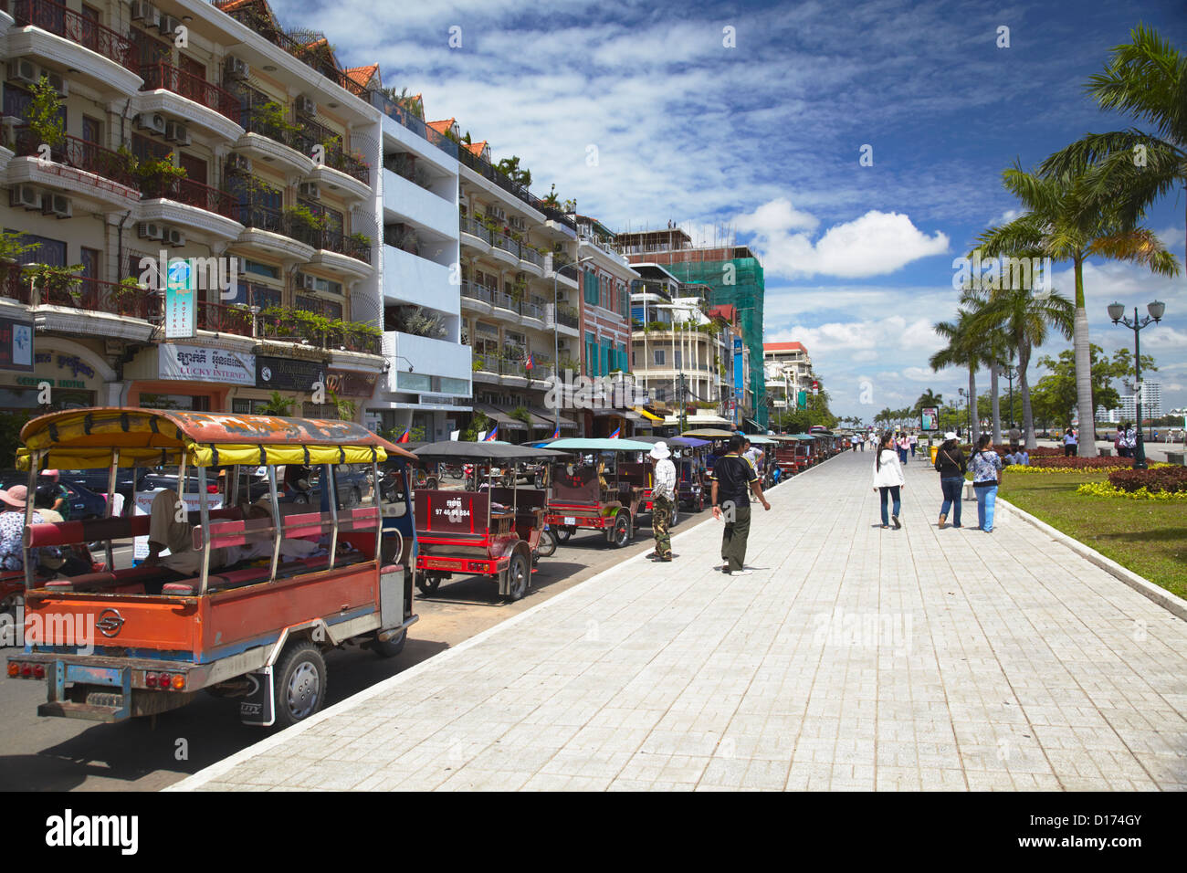 Tuk tuks al di fuori di ristoranti, Sisowath Quay, Phnom Penh Cambogia Foto Stock