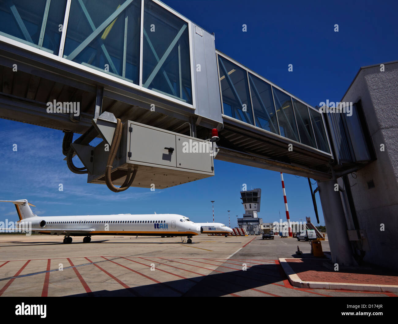 L'Italia, Bari, aeroporto internazionale di volo della torre di controllo e gli aerei parcheggiati Foto Stock