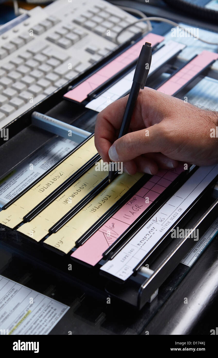 L'Italia, Bari, aeroporto internazionale di volo della torre di controllo, il controllore di volo lavorando Foto Stock