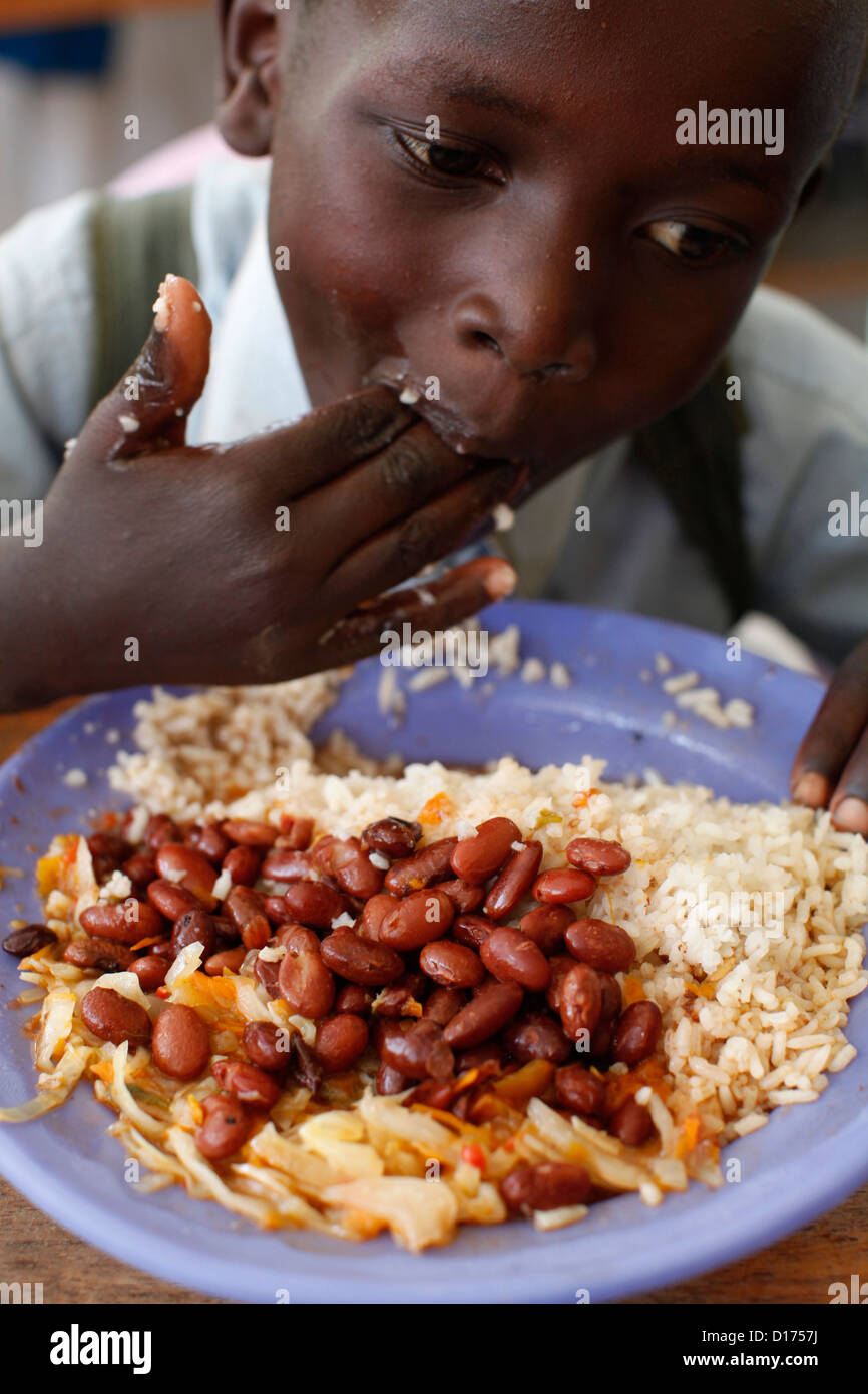 OVC (gli orfani e i bambini vulnerabili) alimentazione di programma eseguito da WOFAK (donne lotta all Aids in Kenya) Foto Stock