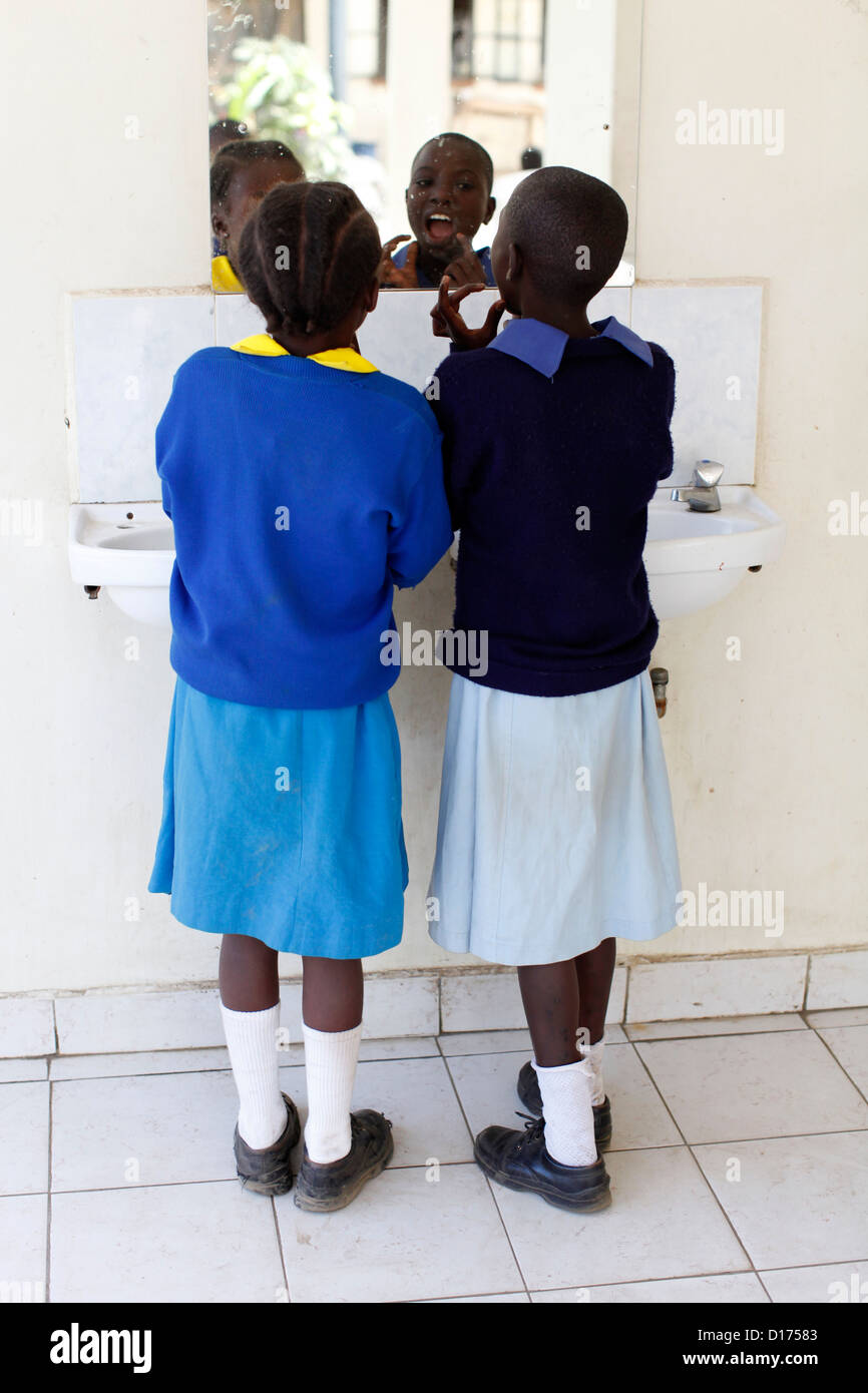 I bambini supportati da WOFAK (donne lotta all Aids in Kenya) OVC (gli orfani e i bambini vulnerabili) programma di alimentazione Foto Stock