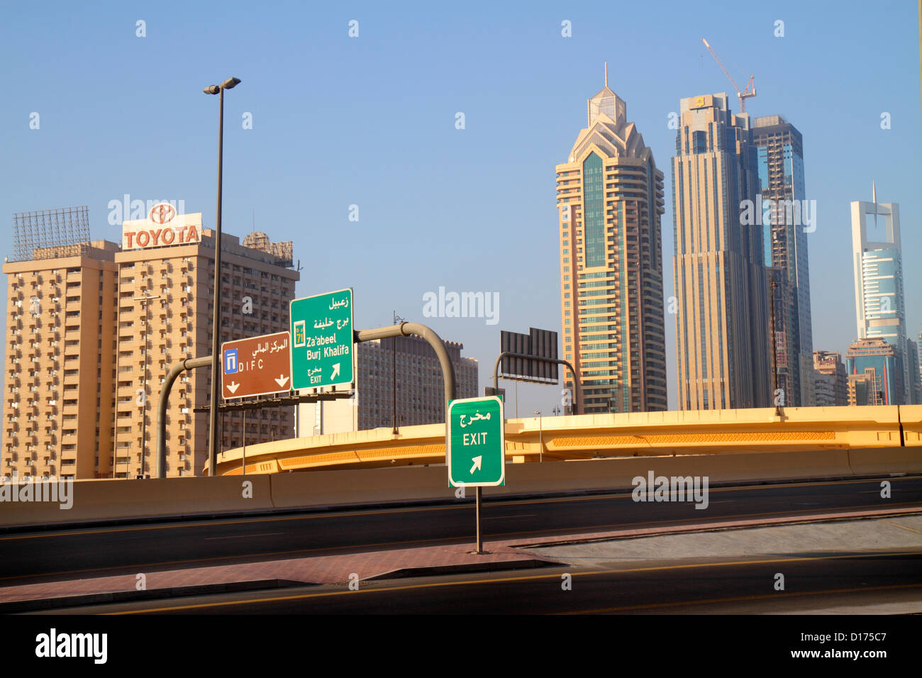 Dubai UAE,Emirati Arabi Uniti,al Satwa,Sheikh Zayed Road,Inglese,Arabo,lingua,bilingue,indicazioni,uscita,direzioni,frecce,Toyota Nasser Rashid Lootah b Foto Stock