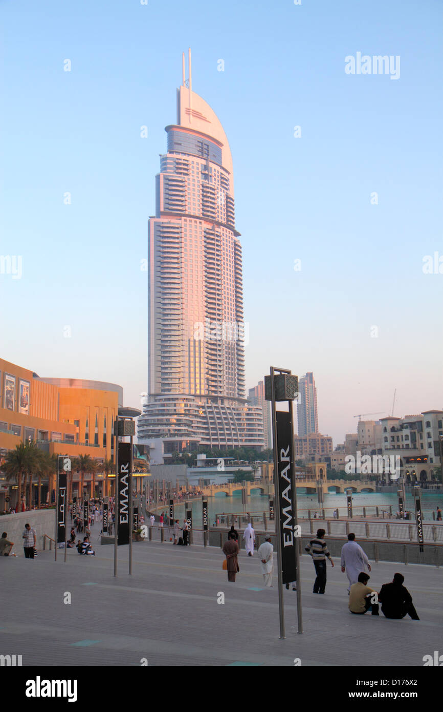 Dubai UAE,Emirati Arabi Uniti,Downtown Dubai,Burj Dubai,Dubai Mall,Emaar Properties banner,Burj Khalifa Lake,The Address Downtown Burj Dubai,High ris Foto Stock
