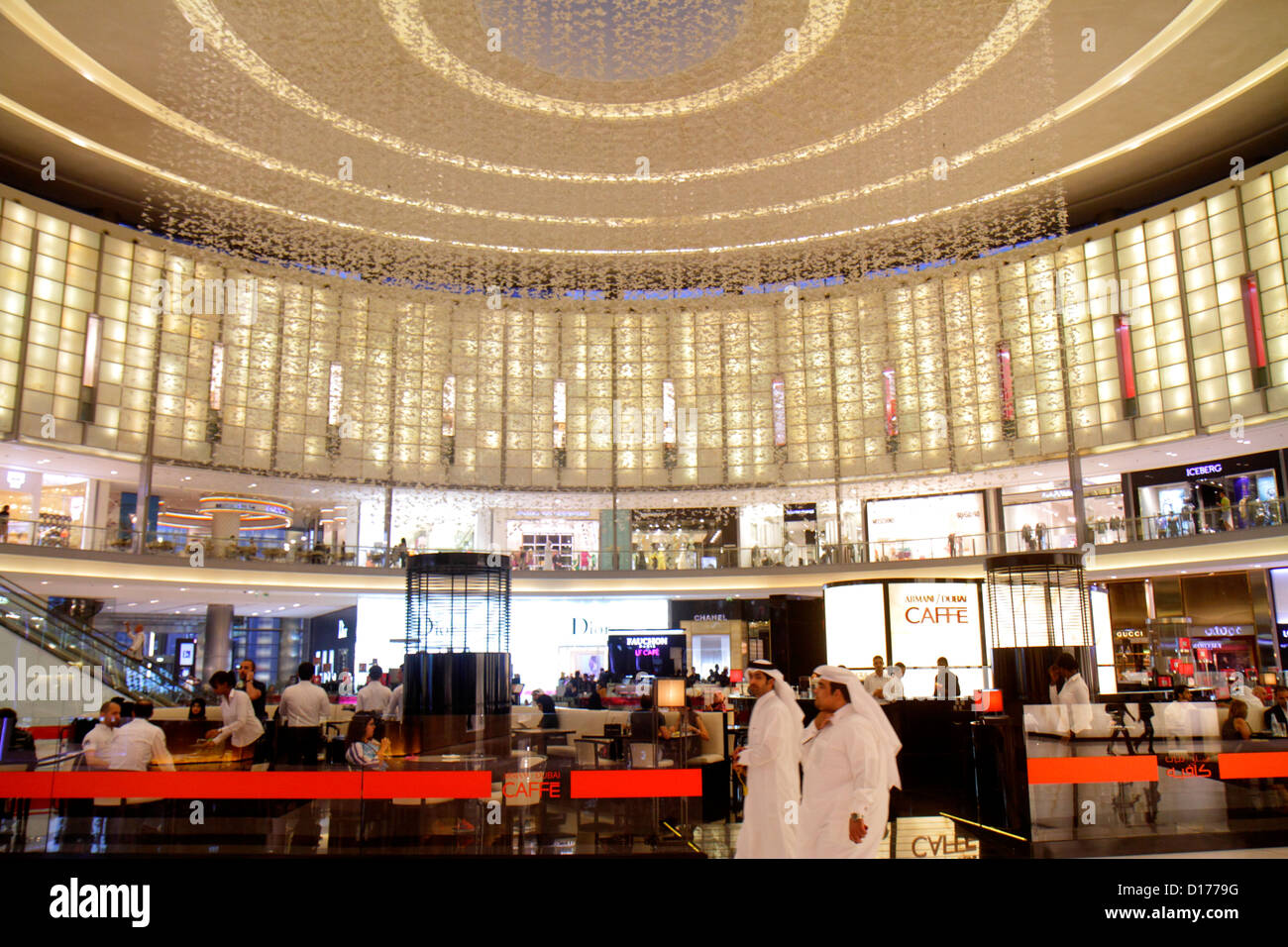 Dubai UAE,Emirati Arabi Uniti,Downtown Dubai,Burj Dubai,Dubai Mall,lusso,negozio,negozi,negozi,quartiere,atrio,balcone,musulmano,beduino,etnie musulmane Foto Stock