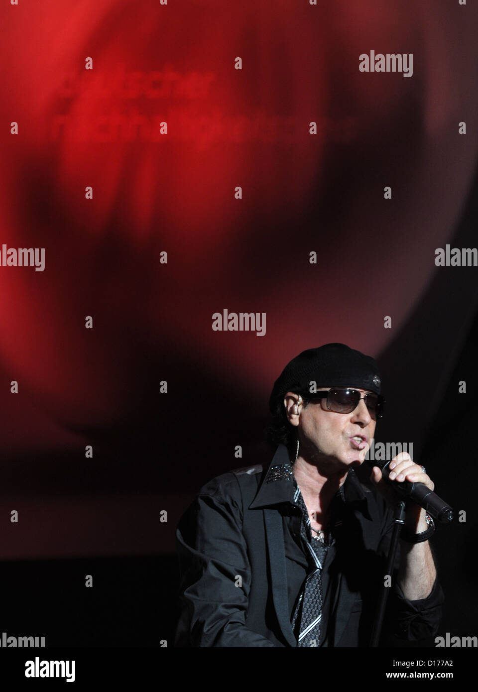 Il cantante dei della rock band tedesca 'Scorpions', Klaus Meine, assiste il tedesco della sostenibilità alla cerimonia di premiazione 2012 a Duesseldorf in Germania, 6 dicembre 2012. Il riconoscimento premia individui per il loro impegno per la sostenibilità. Foto: Daniel Naupold Foto Stock