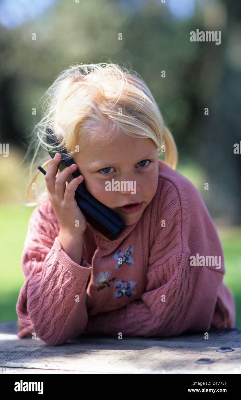 Bambino facendo una telefonata. Foto Stock