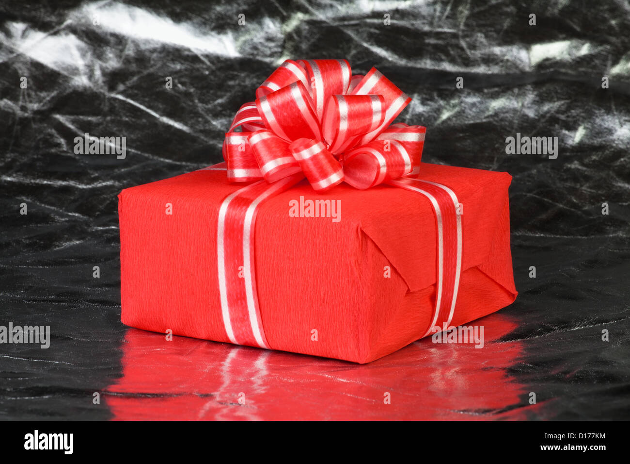 Confezione regalo rossa presente su argento Foto Stock