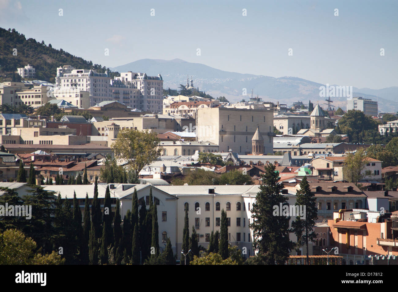 Vista sul centro di Tbilisi da piazza Europa in una giornata di sole Foto Stock