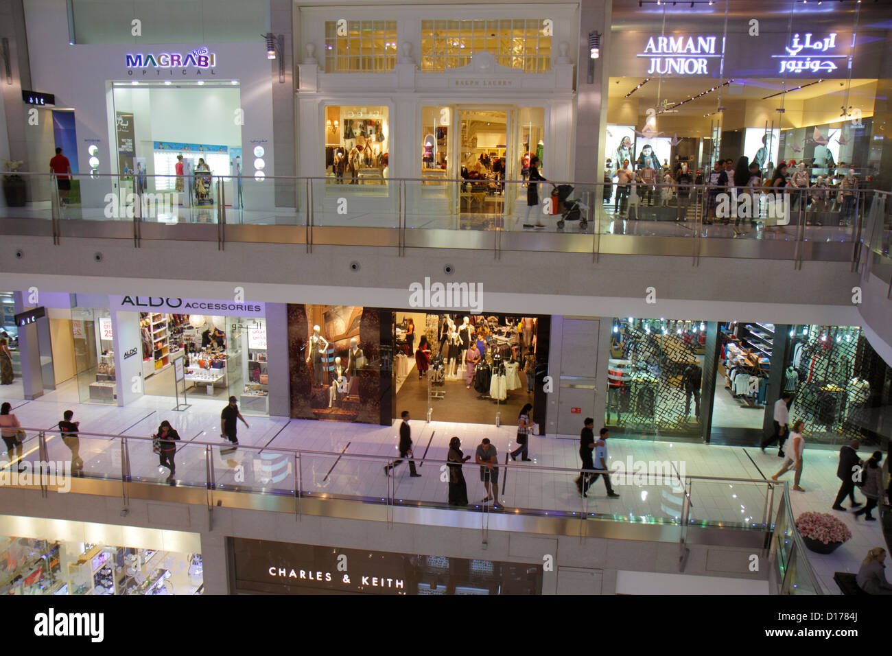 Dubai UAE,Emirati Arabi Uniti,Medio Oriente orientale,Centro citta' di Dubai,Burj Dubai,Dubai Mall,negozio,negozi,aziende,quartiere,moda,trendy,lusso,livelli, Foto Stock
