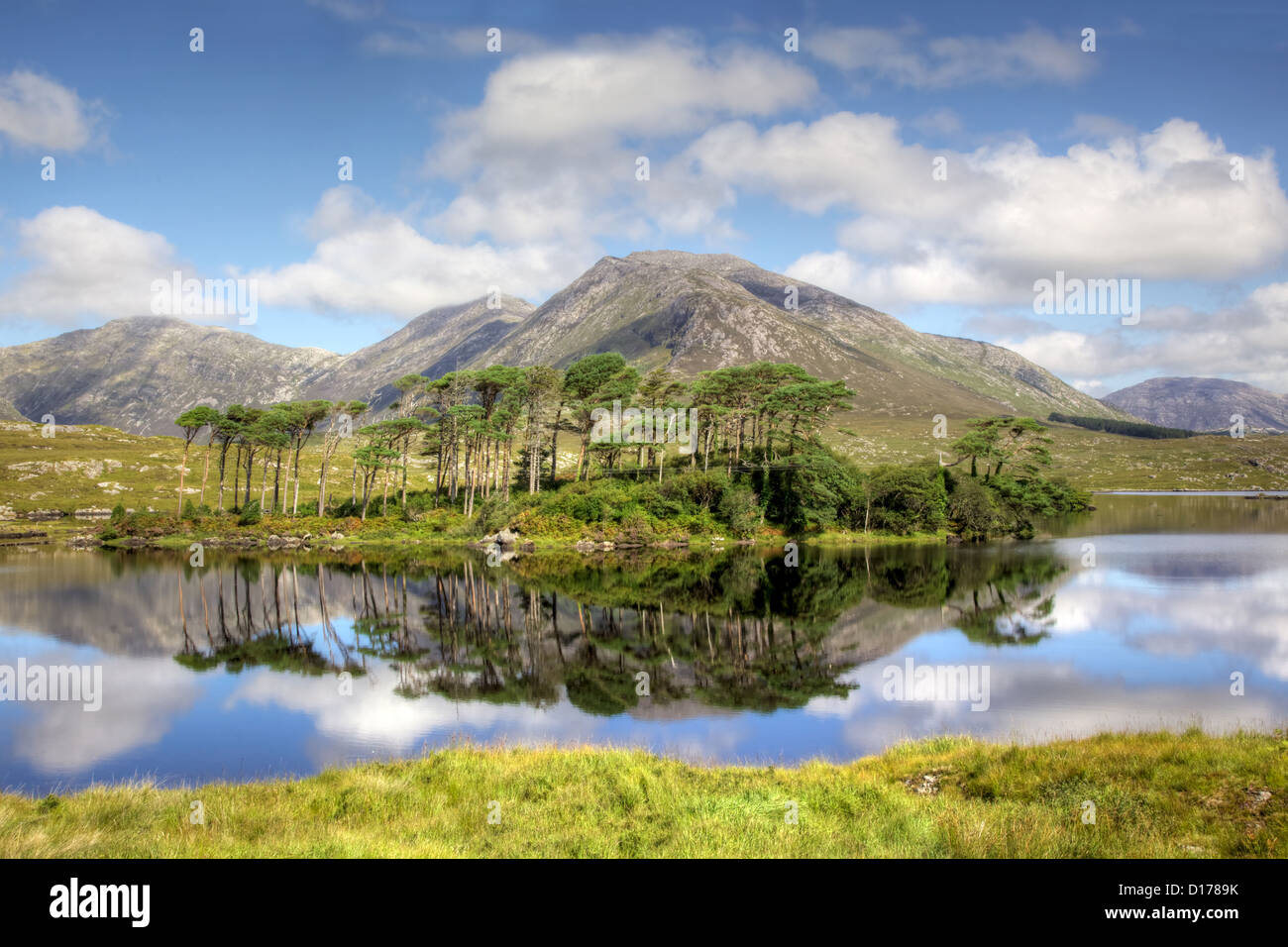 Paesaggio di montagna riflessa in Derryclare Lough, nel Inagh Valley, nella contea di Galway, Irlanda. Foto Stock