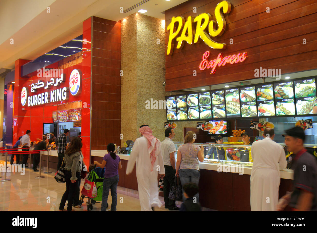 Dubai UAE,Emirati Arabi Uniti,Downtown Dubai,Dubai Mall,food Court plaza,Musulmani,Bedouin,uomini musulmani etnici maschi adulti,scialle,accappatoio,keffiyeh,P Foto Stock