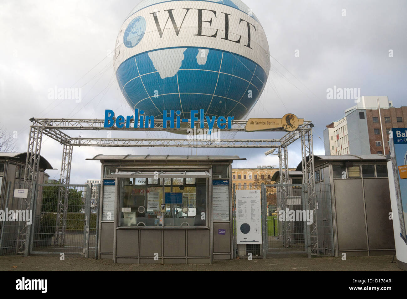 Berlin Hi Flyer Germania UE più grande pallone frenato nel mondo dando tourist impressionante vista sulla città Foto Stock