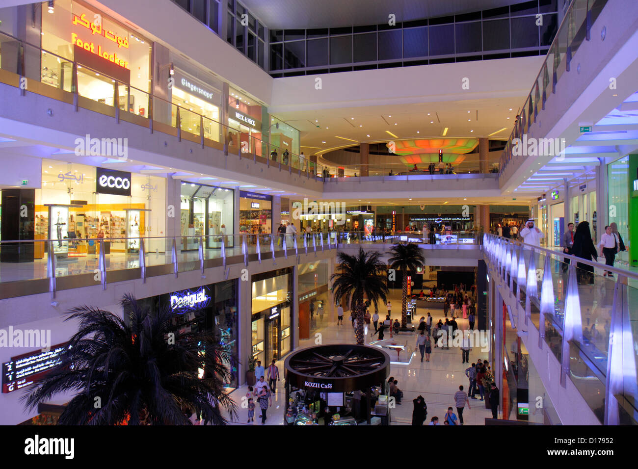 Dubai UAE,Emirati Arabi Uniti,Medio Oriente orientale,Centro citta' di Dubai,Burj Dubai,Dubai Mall,negozio,negozi,aziende,distretto,livelli,Foot Locker,Ecco,Engli Foto Stock