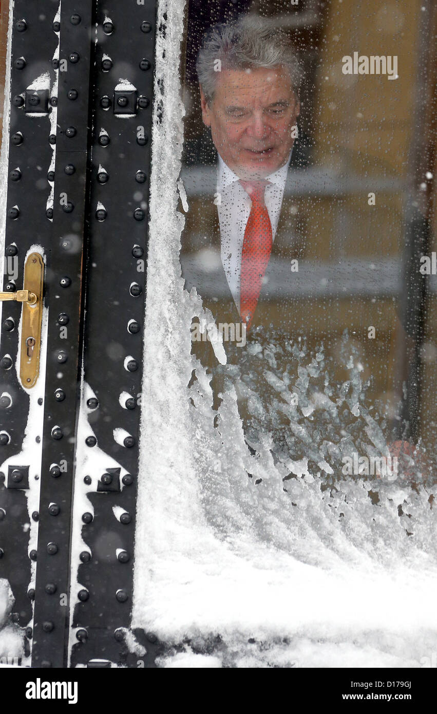 Il Presidente tedesco Gauck Joachm guarda al di fuori di un innevamento programmato nella porta del suo hotel a Zagabria in Croazia, 08 dicembre 2012. Pesanti nevicate portato fino a 40 cem di nuovo la neve. Se la partenza del capo dello stato tedesco e la sua delegazione può andare avanti come previsto è discutibile in questo momento. Gauck era in Croazia per una tre giorni prima visita. Foto: Wolfgang Kumm Foto Stock