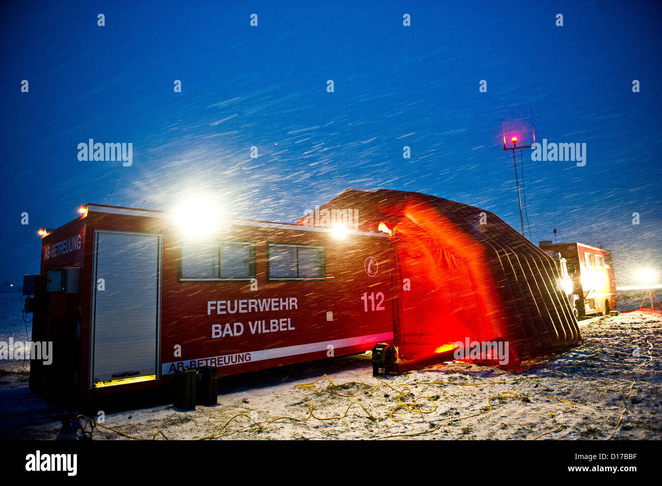 Il mobile di operazioni di salvataggio centro e una tenda gonfiabile stand su un campo in Woelfersheim, Germania, 8 dicembre 2012. Un velivolo ultraleggero e un aeromobile leggero si era schiantato durante la notte lasciando almeno sette morti, i cui corpi sono stati recuperati dal relitto. Foto: Nicolas Armer Foto Stock
