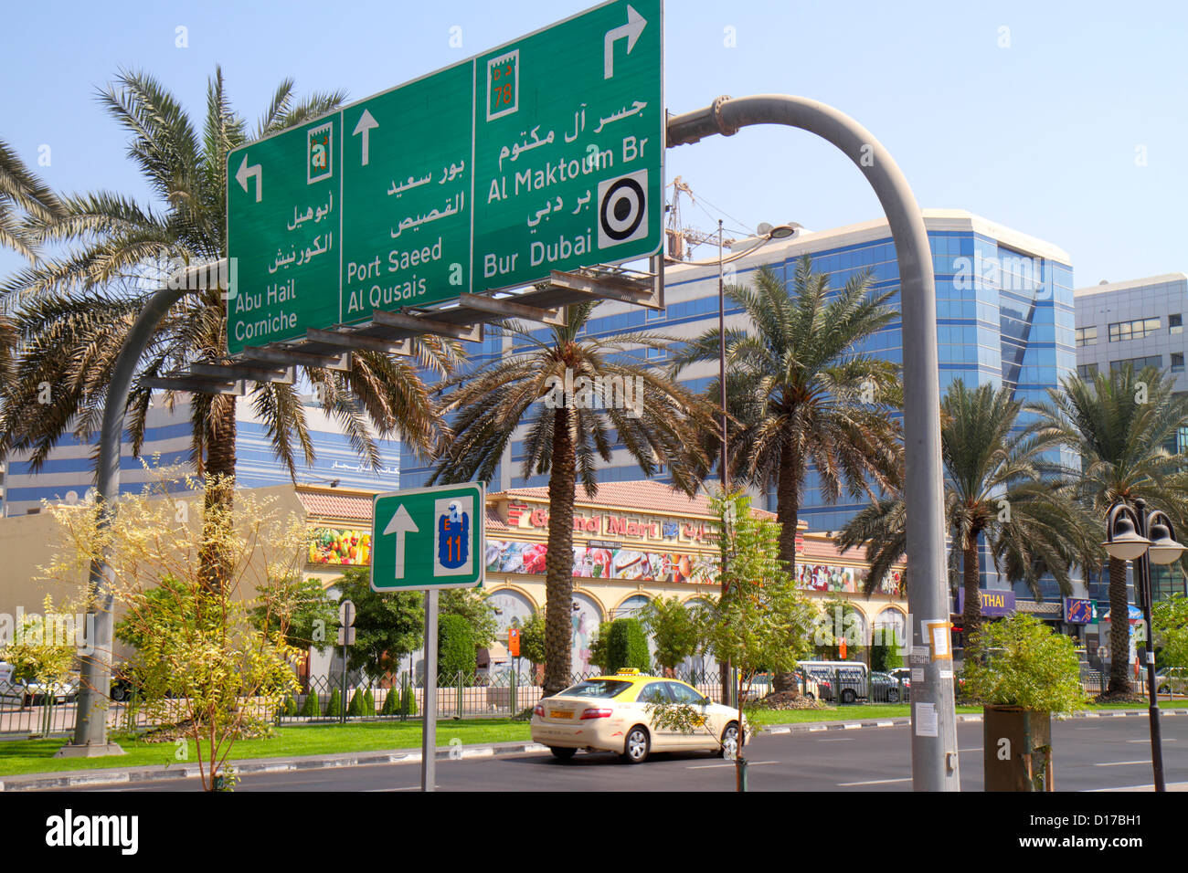 Dubai UAE,Emirati Arabi Uniti,Deira,al Muraqqabat Road,indicazioni,indicazioni,frecce,taxi,taxi,taxi,taxi,taxi,inglese,arabo,lingua,bilingue,UAE121012023 Foto Stock
