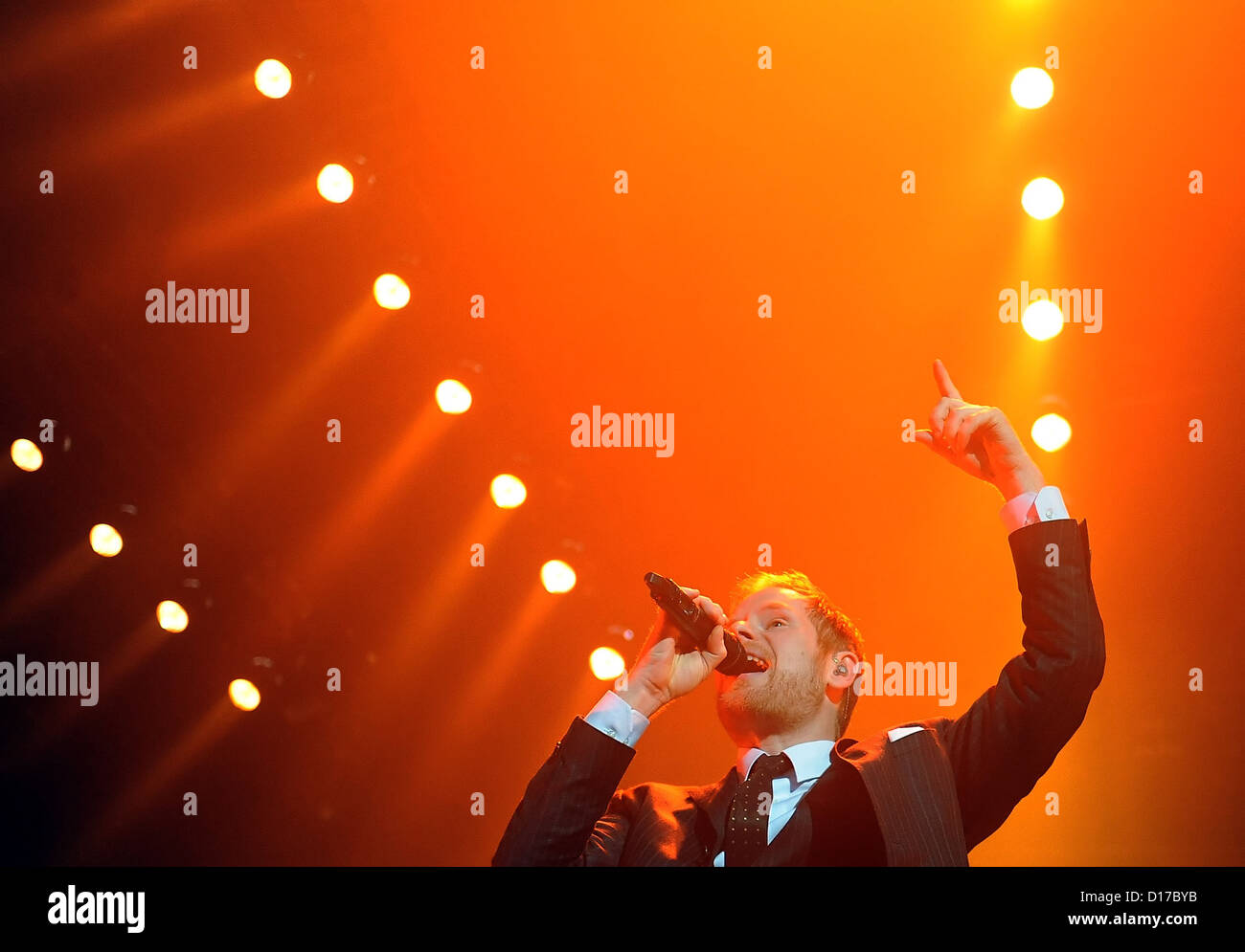 Il cantante Peter Fox della band tedesca Seeed esegue sul palcoscenico Max-Schmeling-Halle di Berlino, Germania, 08 dicembre 2012. Hanno presentato il loro nuovo album "eeed'. Foto: Britta Pedersen Foto Stock