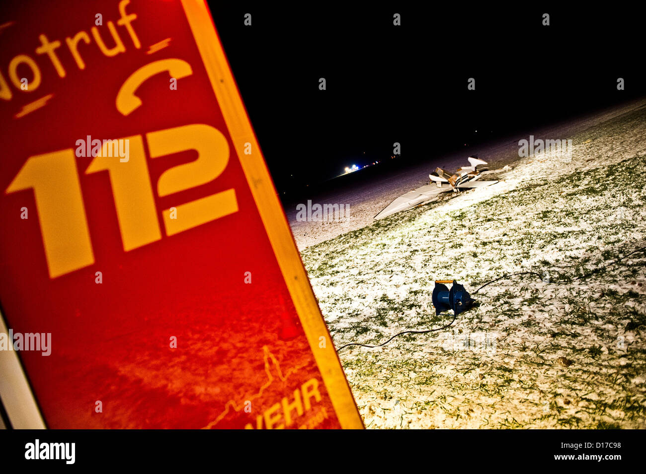 Il relitto di un velivolo ultraleggero si trova su un campo di Woelfersheim, Germania, 8 dicembre 2012. Il cadavere di una delle vittime si trova nel campo (in alto a destra, indietro). Un velivolo ultraleggero e un aeromobile leggero si era schiantato durante la notte lasciando almeno sette morti, la cui bodys sono stati recuperati dal relitto. Foto: Nicolas Armer Foto Stock