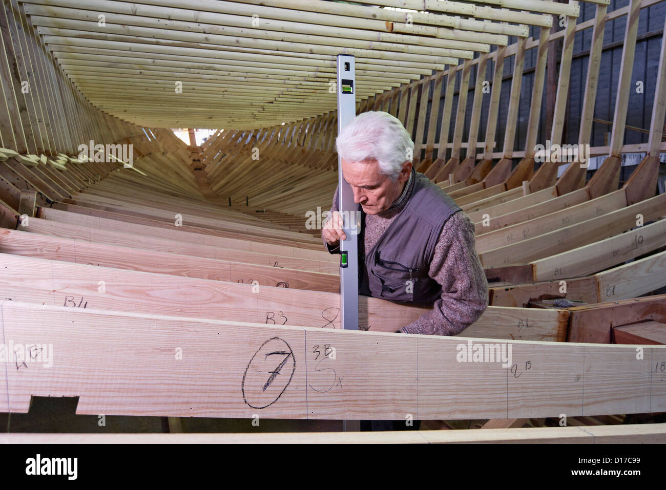 L'Italia, Fiumicino (Roma), la chiglia in legno travi di un 35 metri di yacht di lusso in costruzione (cantiere Navarcantieri) Foto Stock