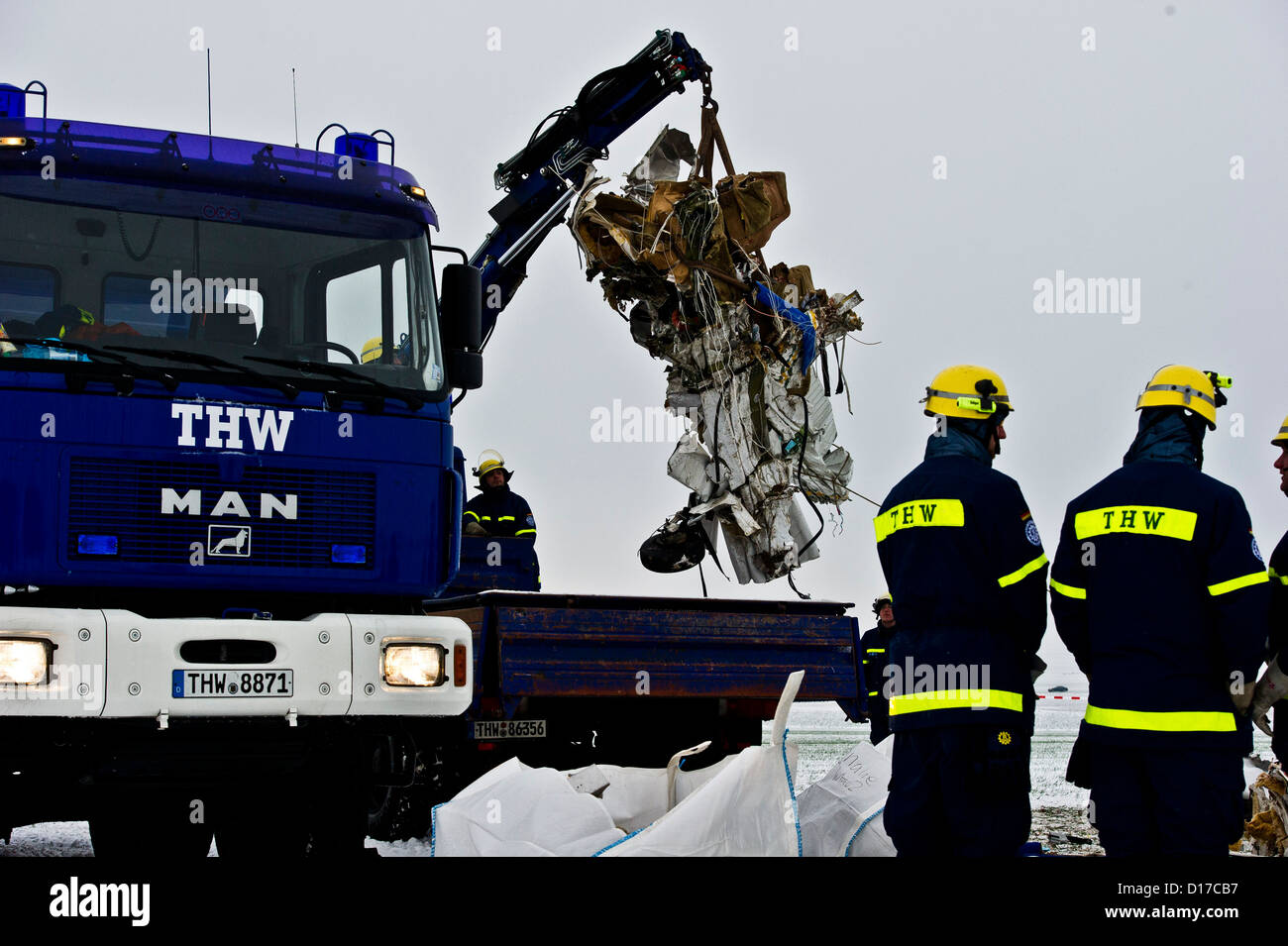 Membri della Technical Relief Service recuperare il relitto di un aeromobile leggero vicino Woelfersheim, Germania, 09 dicembre 2012. Un velivolo ultraleggero e un aeromobile leggero si era schiantato il 08 dicembre lasciando otto morti, tra cui quattro bambini. Foto: NICOLAS ARMER Foto Stock