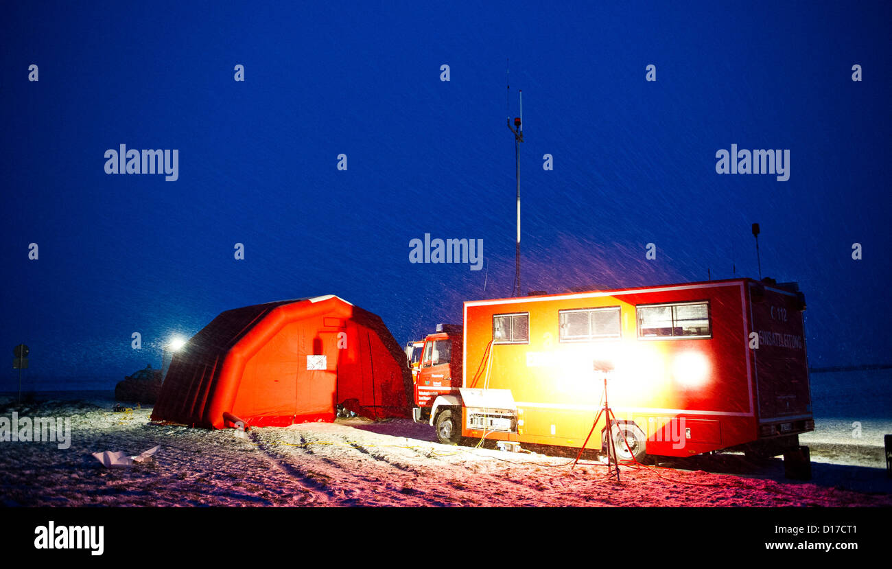 Il mobile di operazioni di salvataggio centro e una tenda gonfiabile stand su un campo in Woelfersheim, Germania, 8 dicembre 2012. Un velivolo ultraleggero e un aeromobile leggero si era schiantato durante la notte lasciando almeno sette morti, i cui corpi sono stati recuperati dal relitto. Foto: Nicolas Armer Foto Stock